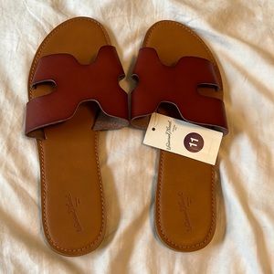 NWT Universal Tread Target Brown / Tan Jenny Sandals